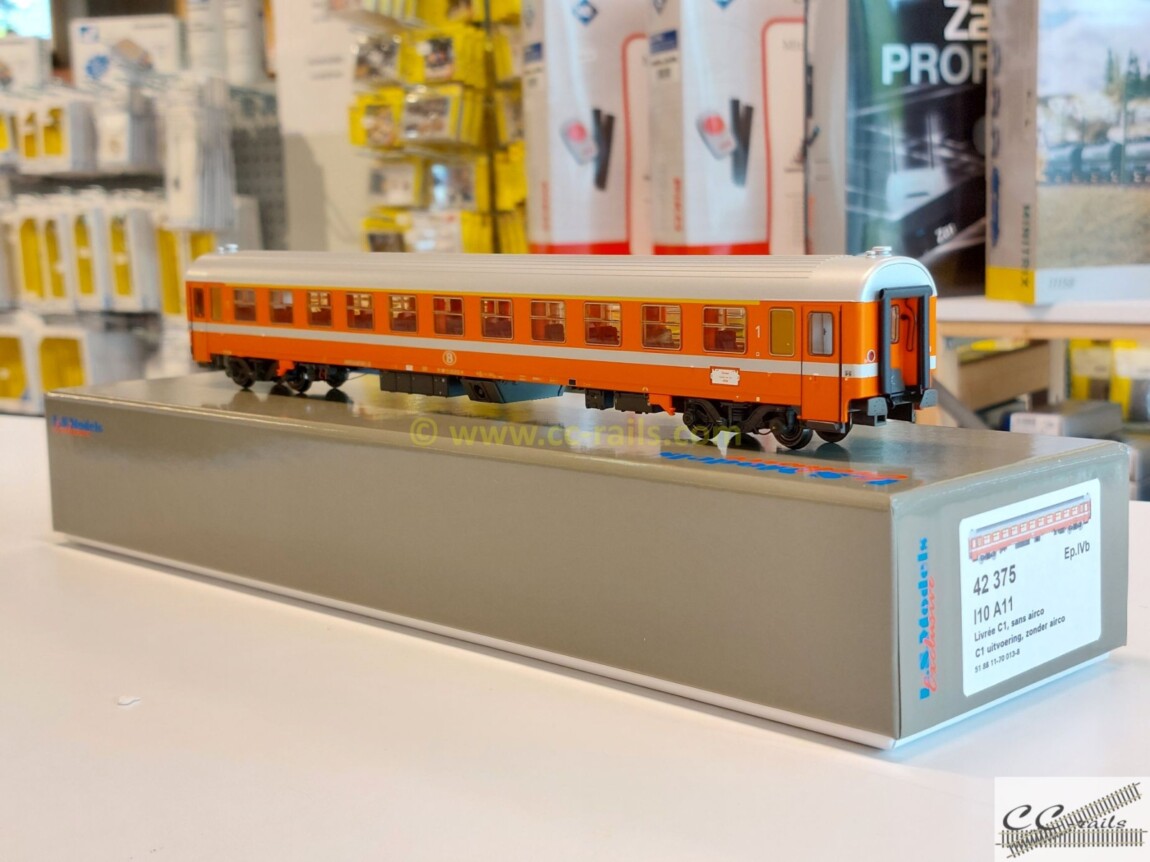 PROMO Ls models 42375 passagiersrijtuig I10, A11, C1 zonder airco, 1ste klas, tijdperk IVb, NMBS/SCNB schaal H0